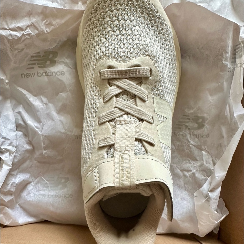 New Balance Fresh Foam Arishi v4 Little Kid 12M Lace Top Strap Sneaker Beige NWT - Picture 4 of 4